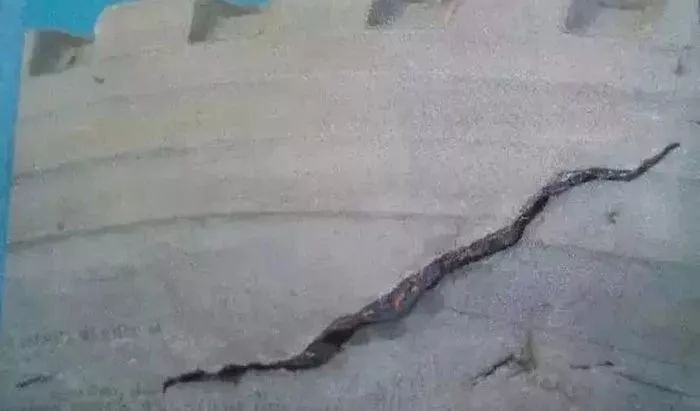 卡车轮胎侧面的破损怎么修复,货车轮胎胎壁坏是什么原因