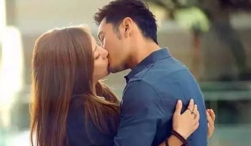 黄晓明狂追赵薇十几年，昨晚却删除赵薇所有内容！他知道什么？