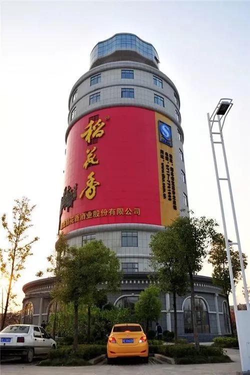 从荆州关公到贵州女神：中国建筑为啥越建越大、越建越土？