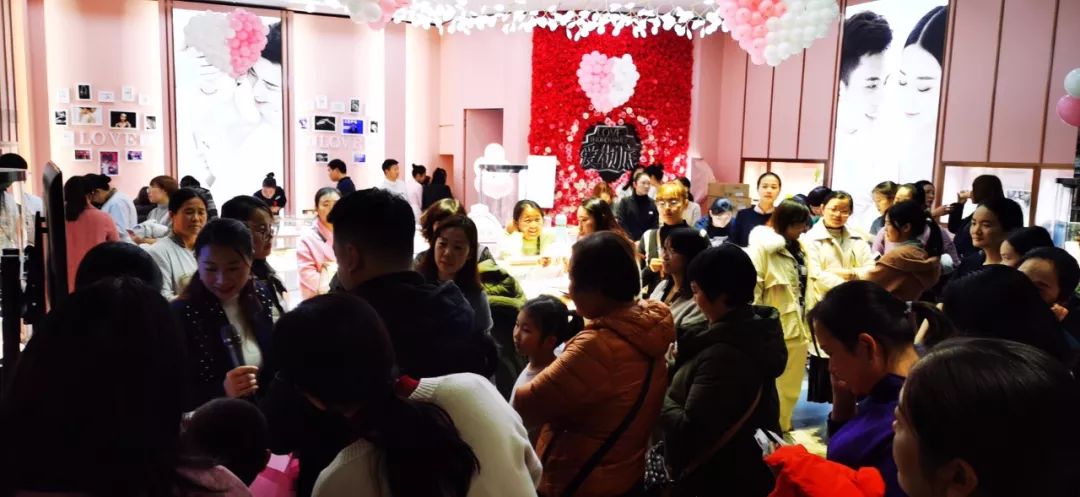 金鑫珠宝郑州永和铂爵店亮相,引数百名跑男排队代购