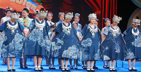 一幅新年主题画小学生,小学生新春祝福美术画