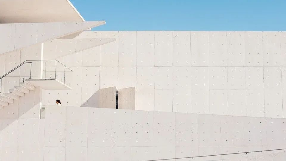 房屋漏水是起诉物业还是开发商,房屋漏水是物业责任还是开发商