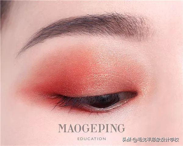 怎么画眼妆才不显脏,想学画眼妆今年最流行的眼妆