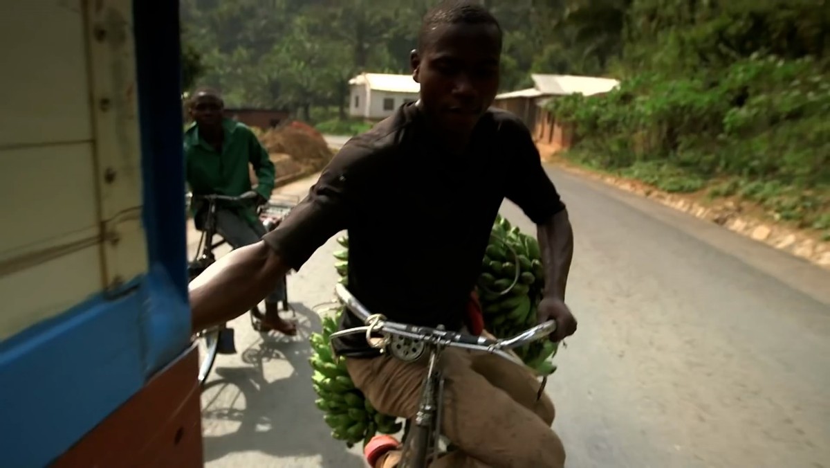 非洲布隆迪的赚钱天才,骑着自行车运香蕉扒车门,满身绝活无人敌