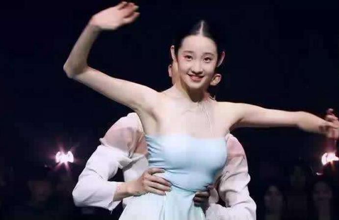 张艺凡芭蕾基本功,张艺凡芭蕾仪态惊艳众人