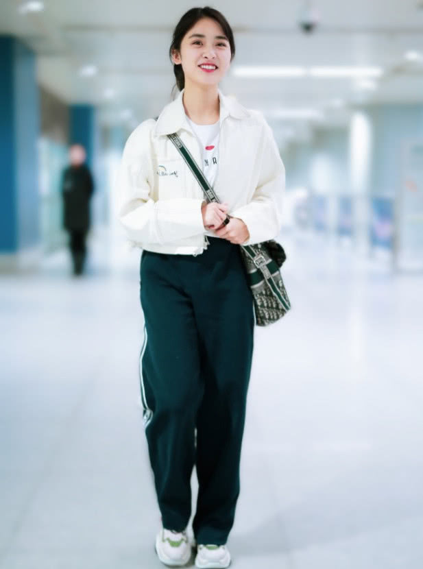 小个子女生适合穿高腰阔腿裤吗,矮个子女生不适合阔腿裤