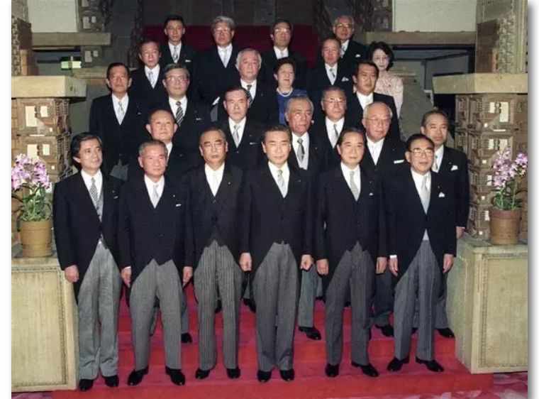 日本前国家大臣猝死，死在新冠PCR检查的路上