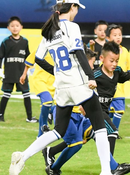 baby和小孩互动,baby和学生踢球