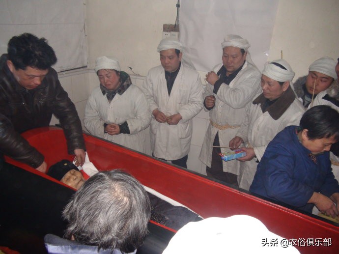 老人去世土葬可以佩戴黄金吗,老人死后可以戴黄金首饰土葬吗