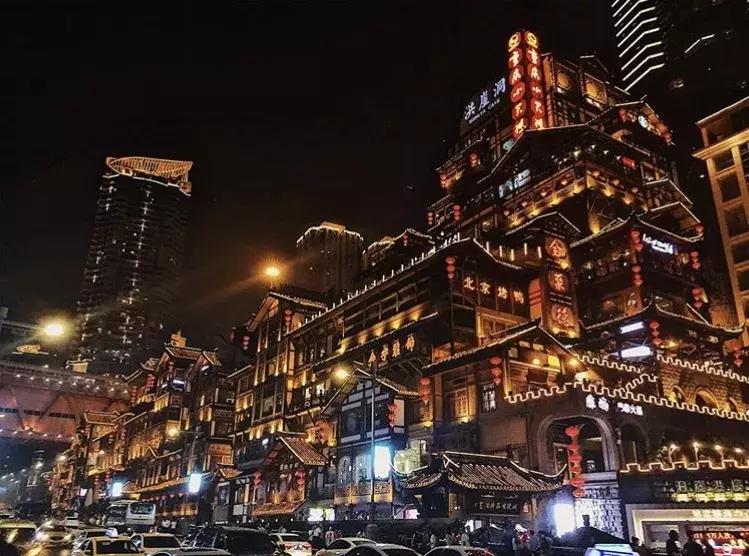 总有某些瞬间会被陌生的温柔击中,陌生的城市暖心的人