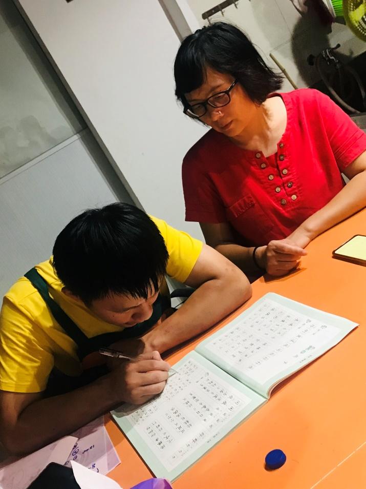 “星星的孩子”可以开奶茶店了闵行星乐坊公益基地迎来爱心捐赠