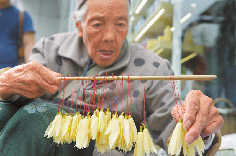 成都曾经街头的小生意：擦皮鞋、削菠萝、改裤脚、换拉链