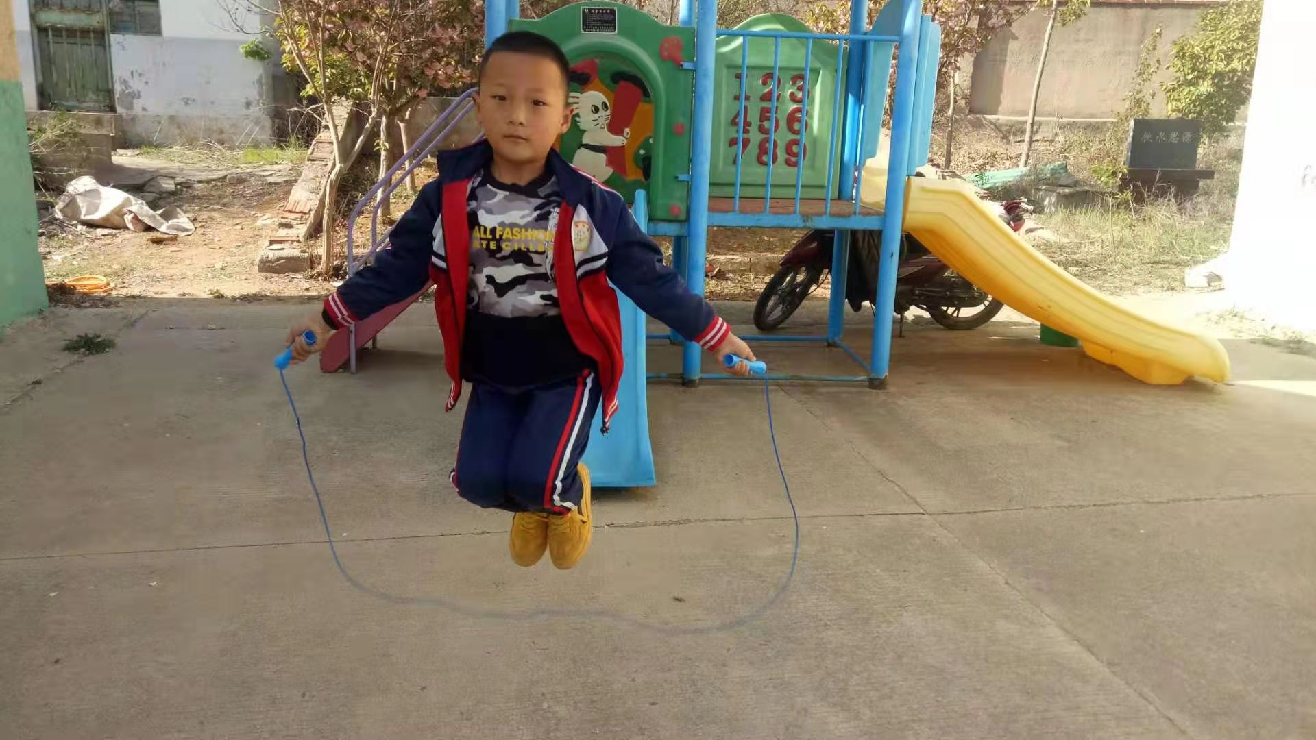 幼儿园大班花样跳绳14人队形,绳彩飞扬跃动跳绳比赛视频