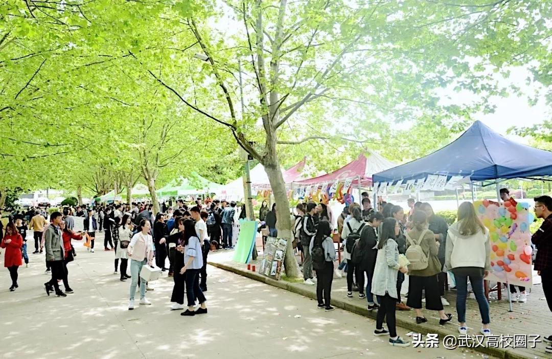 全武汉只有这所大学校门上跑火车，以前嫌弃现在却又舍不得