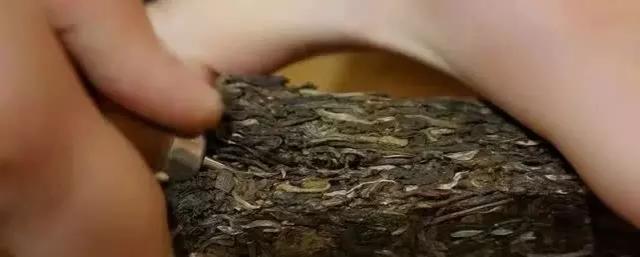 普洱茶砖太硬，用什么姿势开？