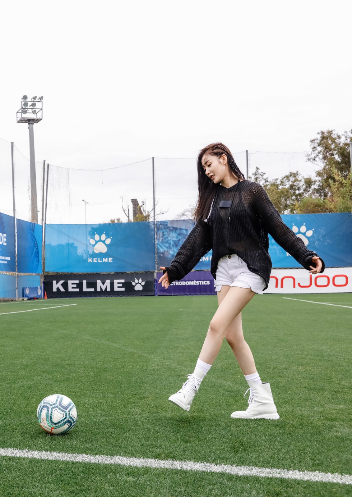 张天爱大胆穿搭走红毯,张天爱黑色polo衫搭运动裤子