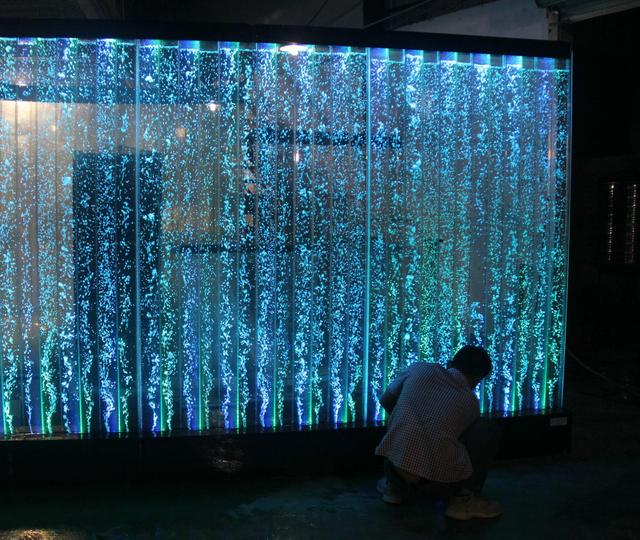 电视墙做成玻璃墙,用玻璃做电视背景墙效果图