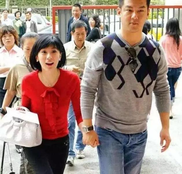 她16岁就火遍全国,她17岁成名因意外左眼失明