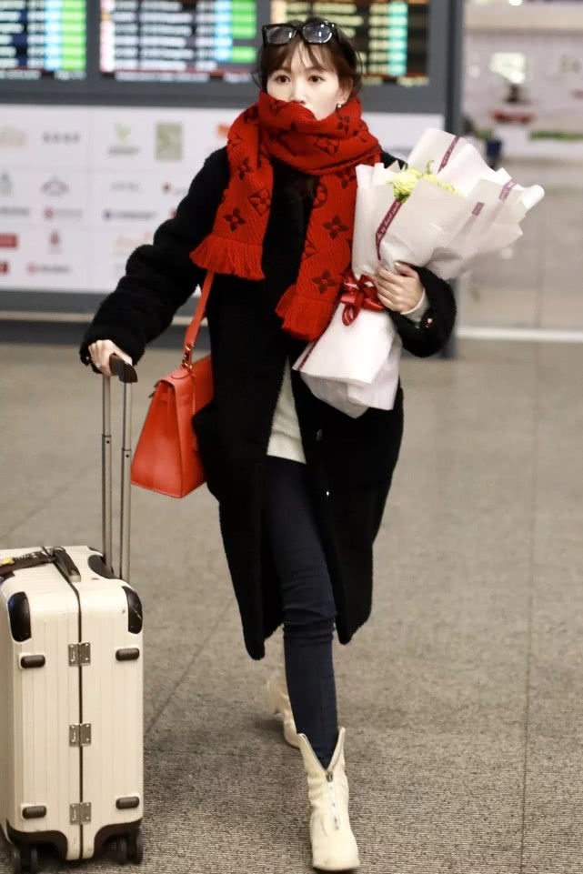 马蓉现身机场主动打招呼,马蓉机场穿黑色围巾