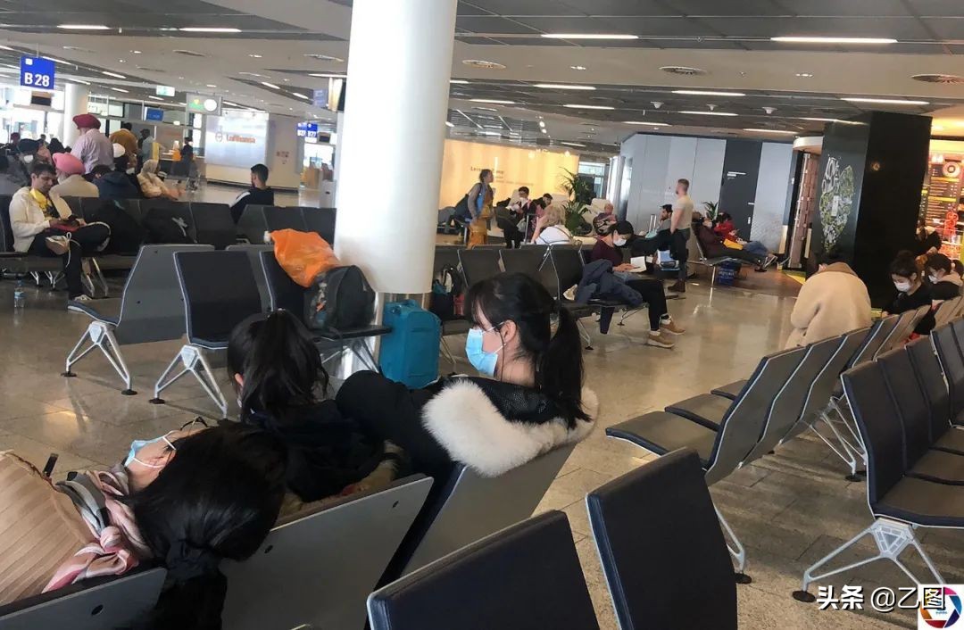 温暖，同胞滞留德国机场后领事馆介入，重测体温后大部分登机回国