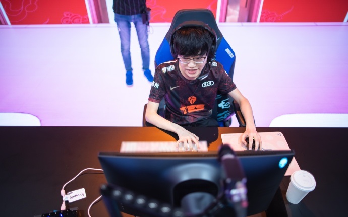 阿水现在用什么鼠标,lpl职业选手用的是什么手机