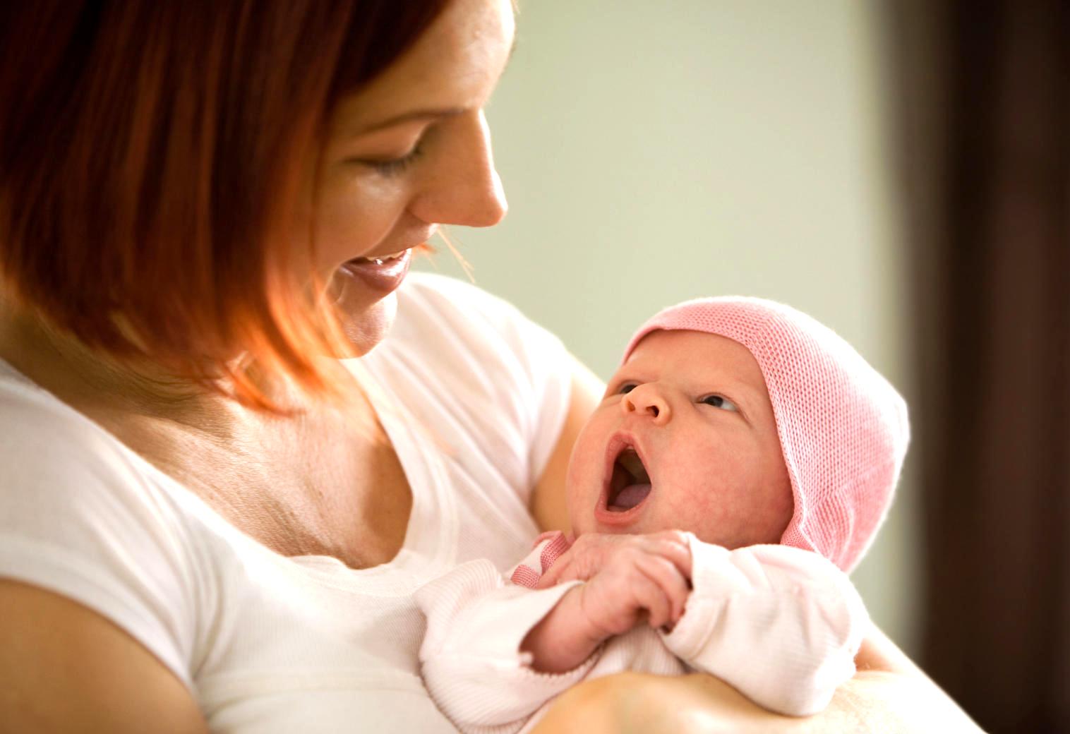 婴儿刚出生为啥要哭着抱,宝宝生下来为什么会竖着抱