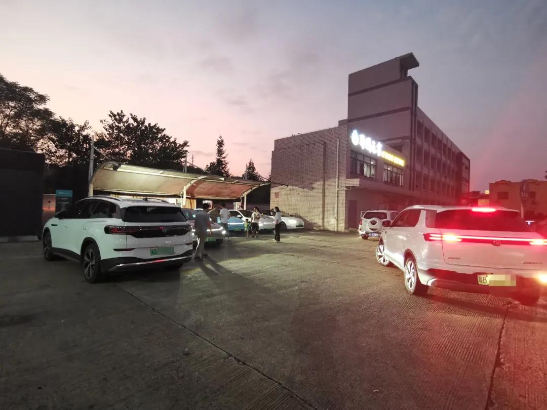 国庆开电动车一百多公里回家,国庆开蔚来电车上高速