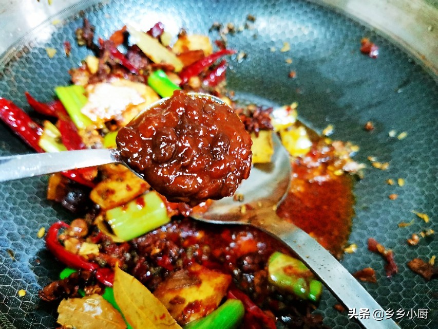 鸡锁骨这么做,色泽红亮,麻辣鲜香,网友直呼太馋人了,求做法