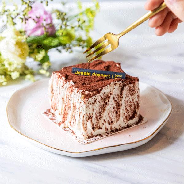 人广新开宝藏甜品店，把小笼包做成了慕斯蛋糕！