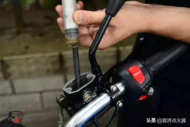 半路上电瓶车摩托车刹车油没有了,能撒尿进去将就使用吗?