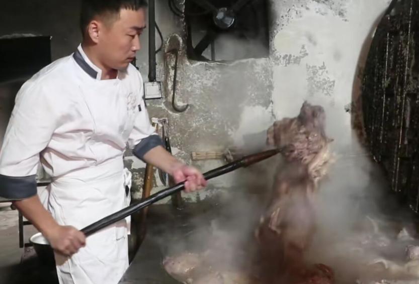 24岁小伙通宵卖羊肉串月入4万,山东大爷煮羊杂50年一天只卖300