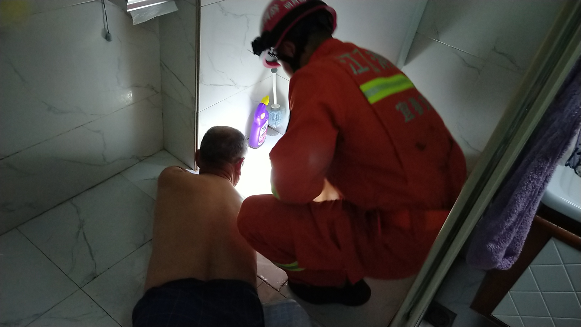 百岁老人被卡马桶消防10分钟救出,七旬老人被卡一夜消防员钻墙缝救