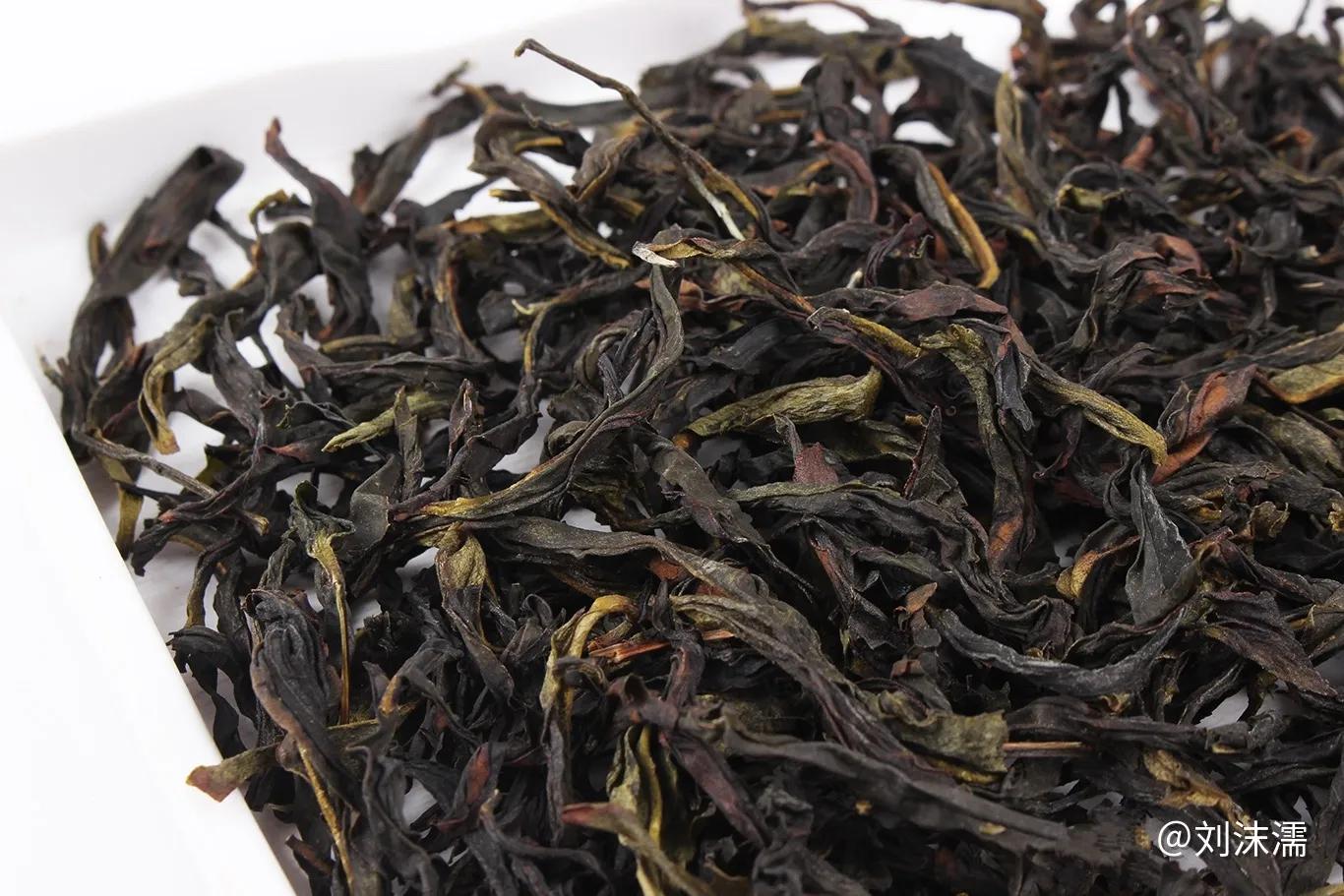 如何评价凤凰单丛,正宗特级凤凰单丛茶茶汤对比