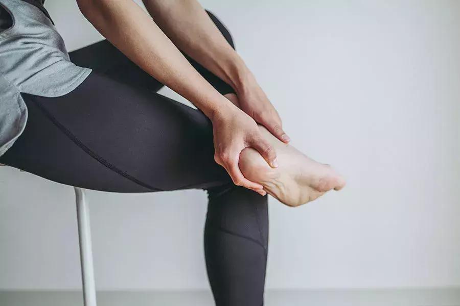 跑步导致脚底板疼,跑步脚底板抽筋一样疼