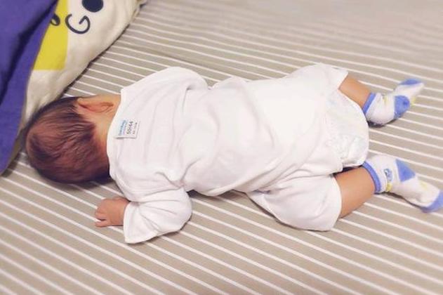 怎么纠正孩子头偏一侧睡觉,孩子脑袋偏歪怎样纠正