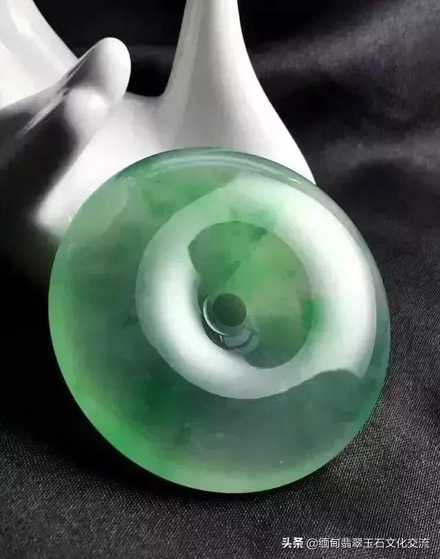 翡翠最简单的保养方法是用水泡吗,翡翠保养方法分享如何保养翡翠