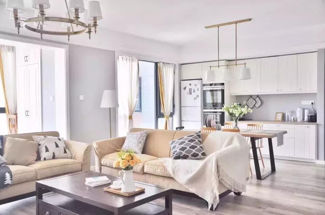 家具摆放风水：沙发不靠墙这样放，有靠山又实用