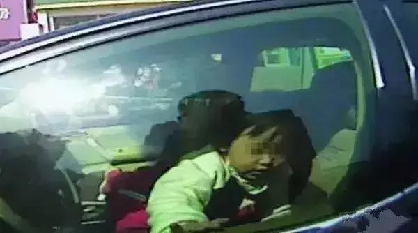 小孩开小车被警察抓了,小男孩开车被警察抓