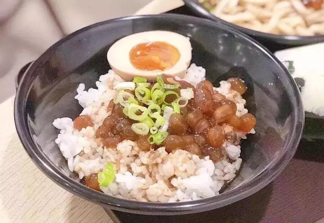 日本流行鼻孔塞珍珠自拍是什么梗？对不起，是我不懂时尚