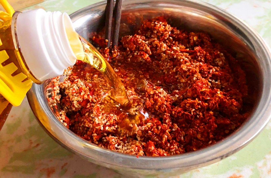 炸辣椒油发现油少了可以中途加吗,炸辣椒油不够能二次加油吗