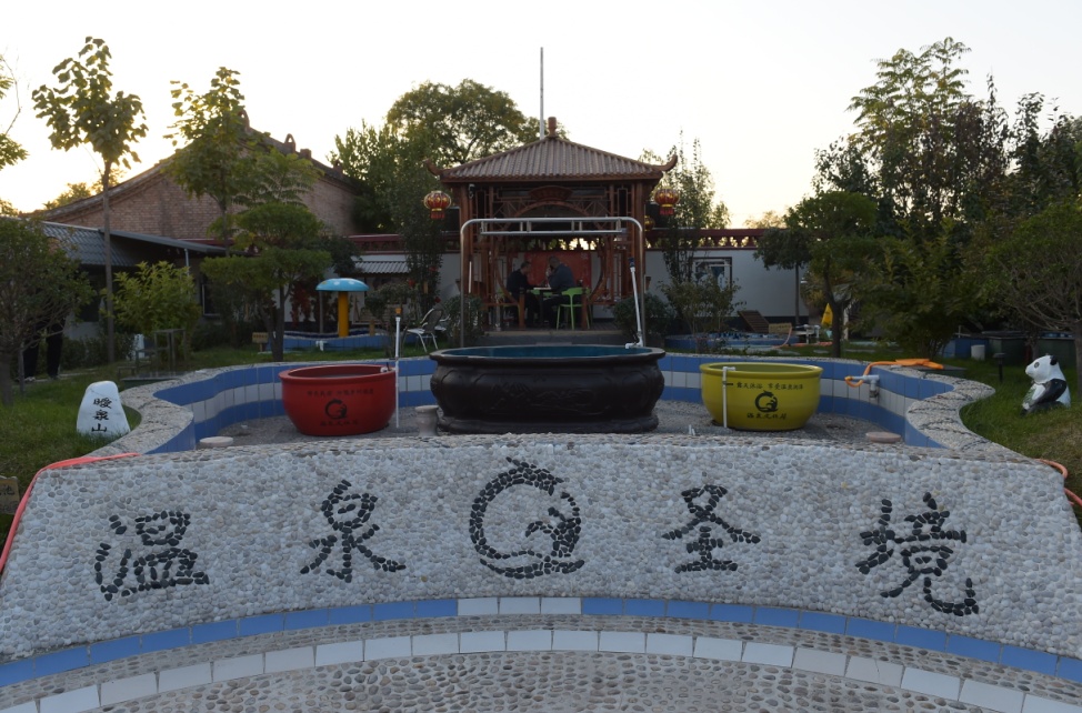 温泉泳池游泳,打卡美丽乡村建设