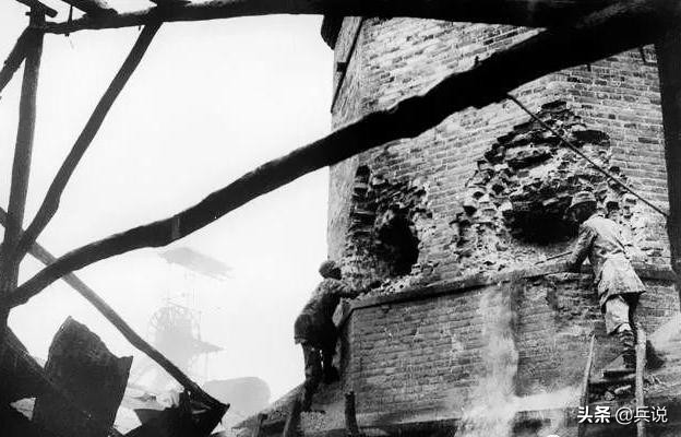 八路军送两个日本孤儿回日军驻地,八路军向村民赔礼道歉