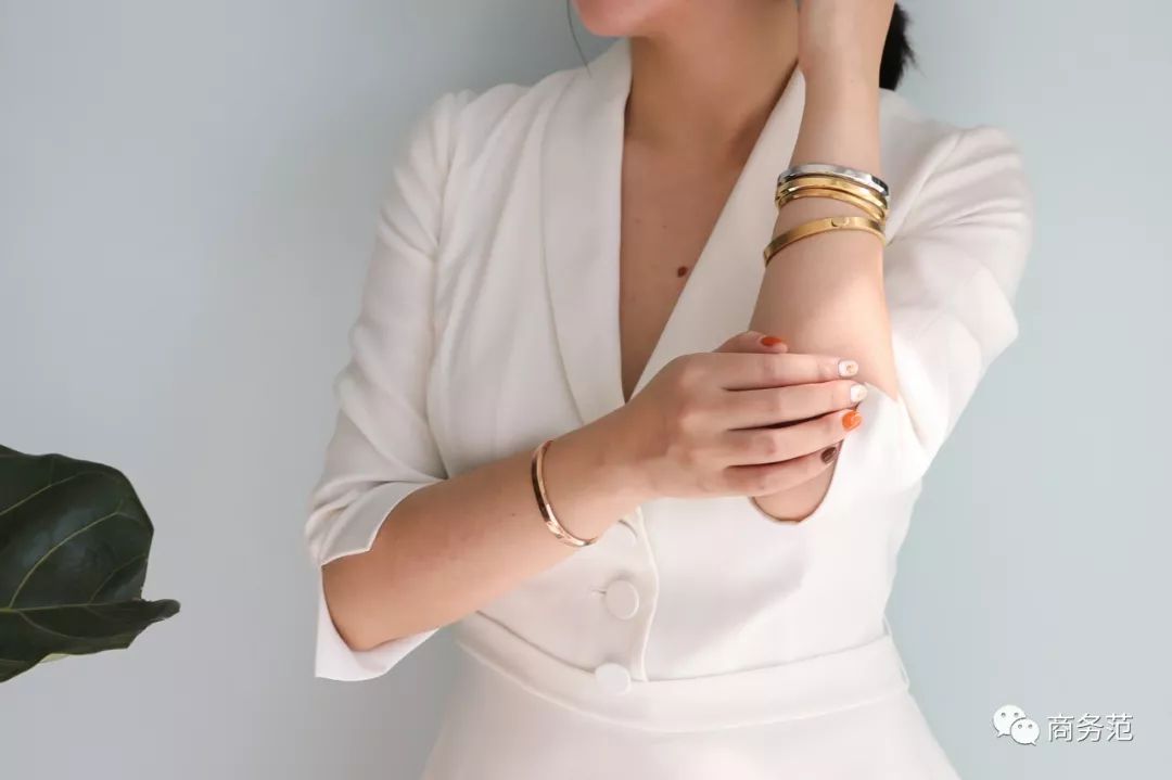 瑞典皇家配饰品牌，几百块戴出万元质感，金色手镯男女戴都好看