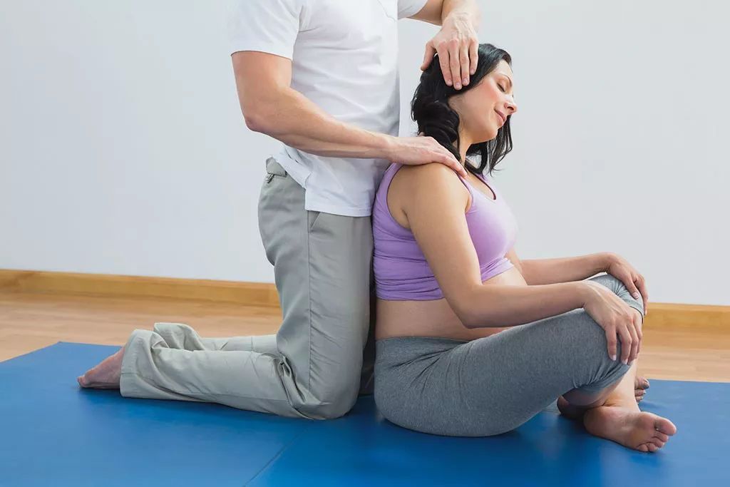 妊娠期如何指导孕妇减轻腰背痛,孕期腰背疼痛是什么原因造成的