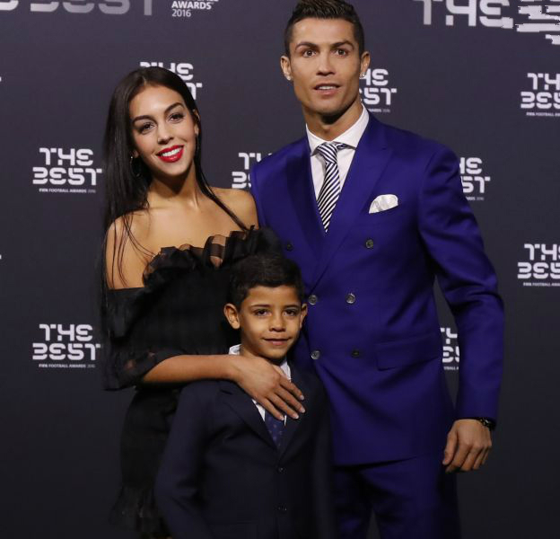 c罗晒8岁迷你罗肌肉照,c罗和迷你罗两父子的温馨时刻