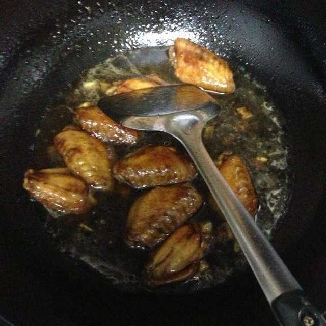 香辣红烧鸡翅,红烧鸡翅怎么做又嫩又好吃