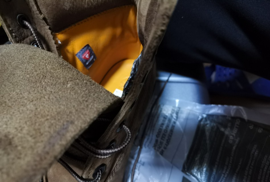 踢不烂大黄靴磨脚踝,踢不烂大黄靴滴上油了怎么办