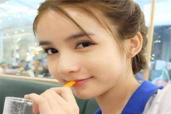 妖娆的泰国人妖，背后竟是以“生命”为代价，注射过程令人心疼