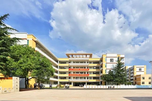 镇江实验高中在什么地方,镇江实验高中老师与学生视频