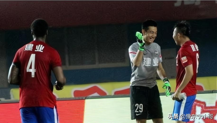 这名门将不简单，竟然客串后卫出场，想当初也是建业的门神